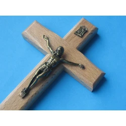 Krzyż drewniany jasny brąz na ścianę 16 cm